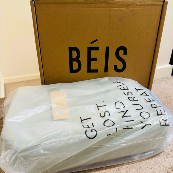 ✨ Gone for Good ✨ BEIS Weekender in Matcha - Picture 3 of 3